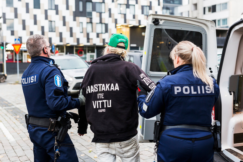 Policemen Marko Kilpi and Minna Lindroos take intoxicated man to jail.
Apu 2017