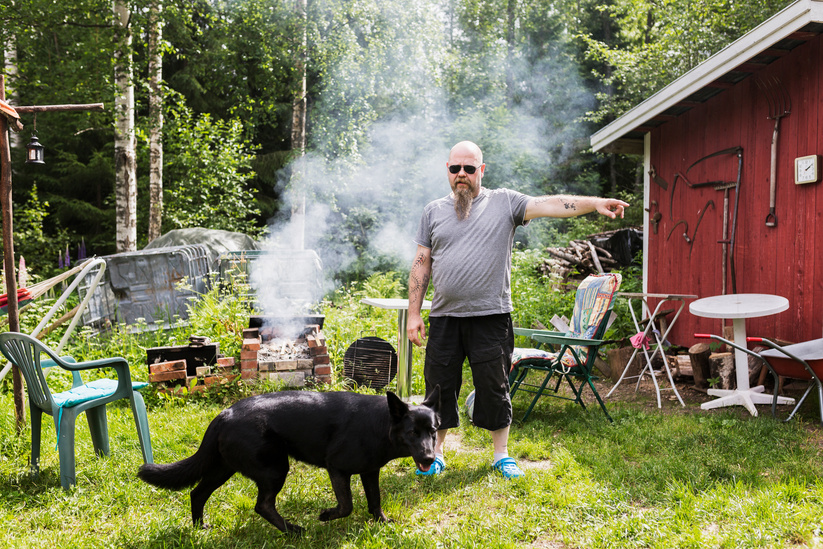 Pasi Romo on intohimoinen grillaaja. Pasi häätää Lumi-koiraansa pois grilliltä.
Pasi Romo, barbecue man. Pasi shoos his dog Lumi (Snow) of the grill.
Savon Sanomat 2017