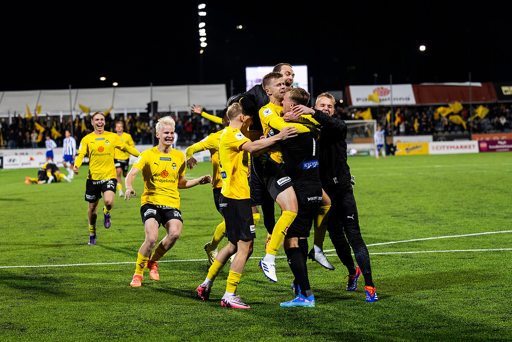 KuPS voitti Veikkausliigan mestaruuden ja Suomen Cupin 2024. Joukkue juoksee halaamaan maalivahti Johanens Kreideliä kapteeni Petteri Pennasen johdolla mestaruuden ratkaisseen ottelun päätyttyä.
KuPS won the Veikkausliiga championship and The Finnish Cup