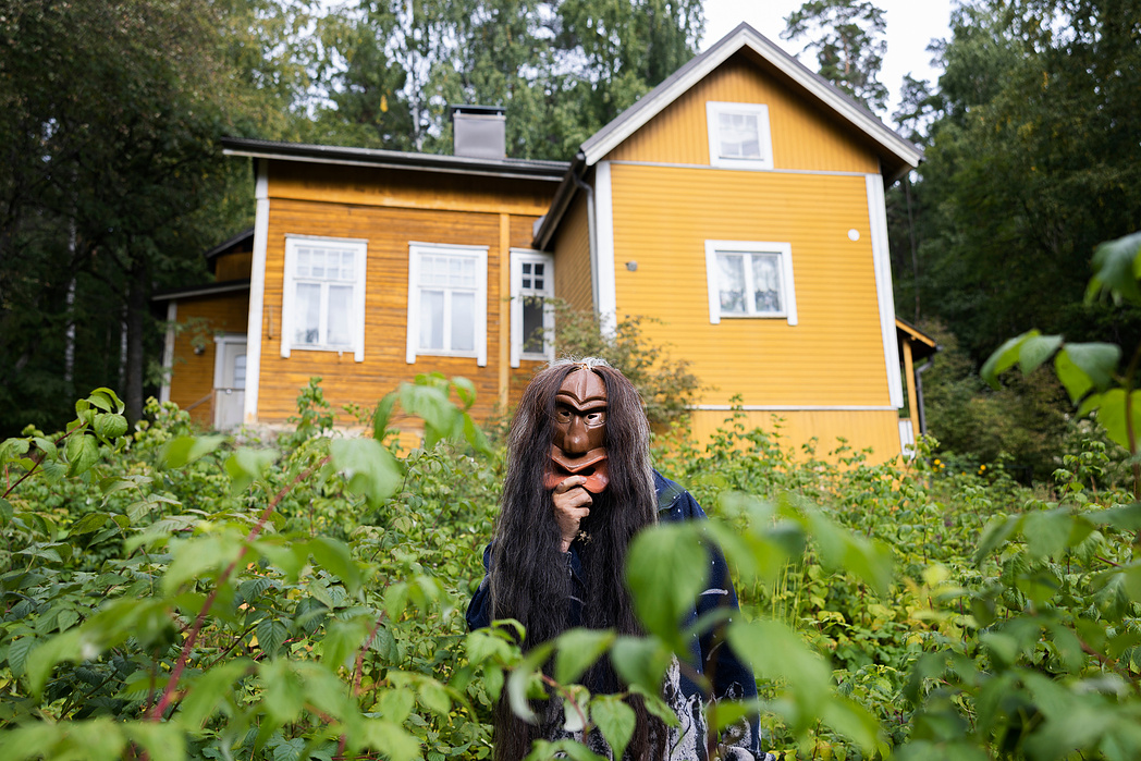 Sunnuntaisuomalainen: Thomas McElwain on Kuopion Puijolla asuva irokeesi-intiaani. Thomas asuu yli 100 vuotta vanhassa talossa Puijon rinteellä. Thomas ja irokeesinaamio, jota käytetään parannusrituaaleissa.