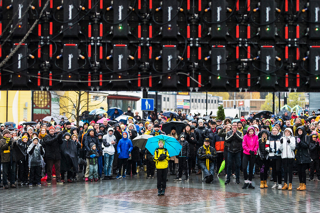 Ihmiset seuraavat Veikkausliigan ottelua FC Inter-KuPS jättiscreeniltä Kuopion torilla. Ottelun voittaja voittaa liigan mestaruuden.
People watching Veikkausliiga soccer match FC Inter-KuPS from a giant screen in Kuopio market place. The winner will be cr