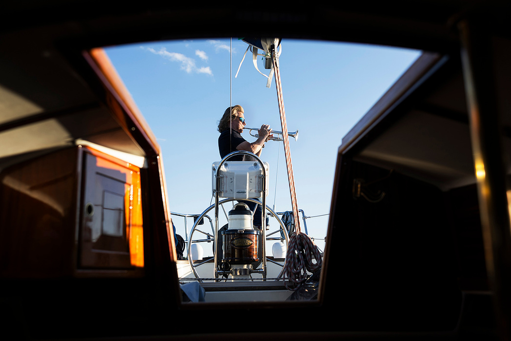 Petri & Pettersson Brass-orkesterin trumpetisti Heikki Pettersson. Heikki veneellään Kallavadellä, Kuopiossa.
Heikki Pettersson, trumpeter of the Petri & Pettersson Brass Orchestra. Heikki on his boat at Kallavasi, Kuopio.