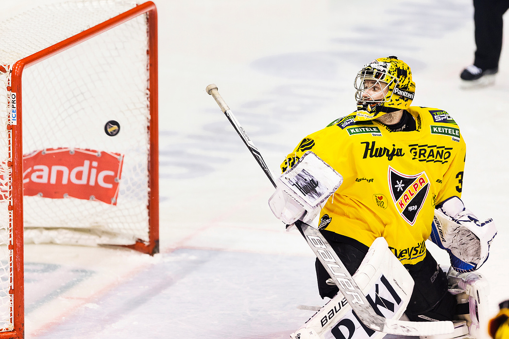 Charles Bertrand of Kärpät scores the game winning goal against KalPa goalie Denis Godla.
Savon Sanomat 2017