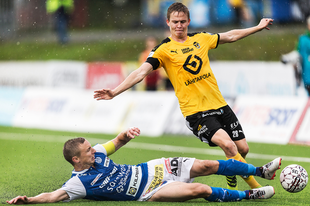 20170805 SAVON SANOMAT URHEILU. KuPS-RoPS jalkapallon Veikkausliigaa Savon Sanomat Areenalla. KuPSin Jiri Nissinen, RoPSin Antti Okkonen.
Kuva: Matias Honkamaa
