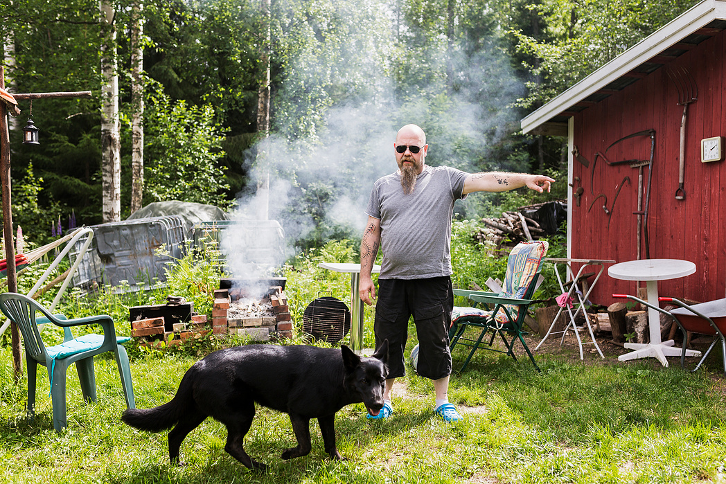 Pasi Romo on intohimoinen grillaaja. Pasi häätää Lumi-koiraansa pois grilliltä.
Pasi Romo, barbecue man. Pasi shoos his dog Lumi (Snow) of the grill.
Savon Sanomat 2017