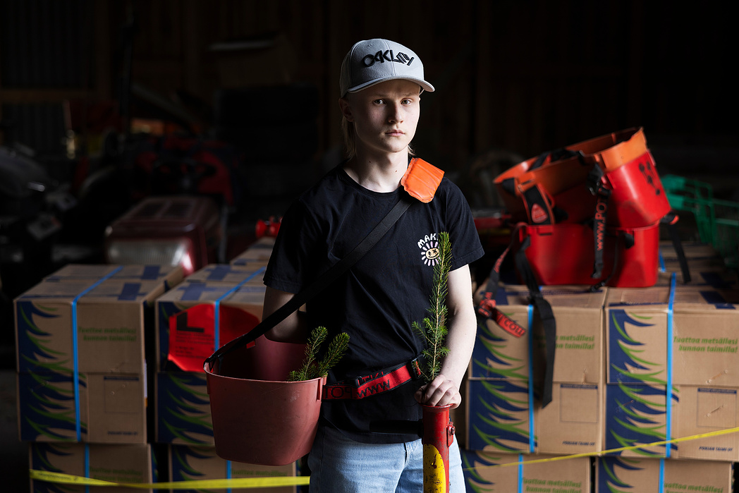 Metsälehti: Aleksi Rautiainen istuttaa kesällä taimia Rautavaaralla. Istutus on osa 4H-yhdistyksen Taimiteko-ohjelmaa. Rautiainen kuvattuna MHY Pohjois-Savon taimivarastolla, Siilinjärvellä.