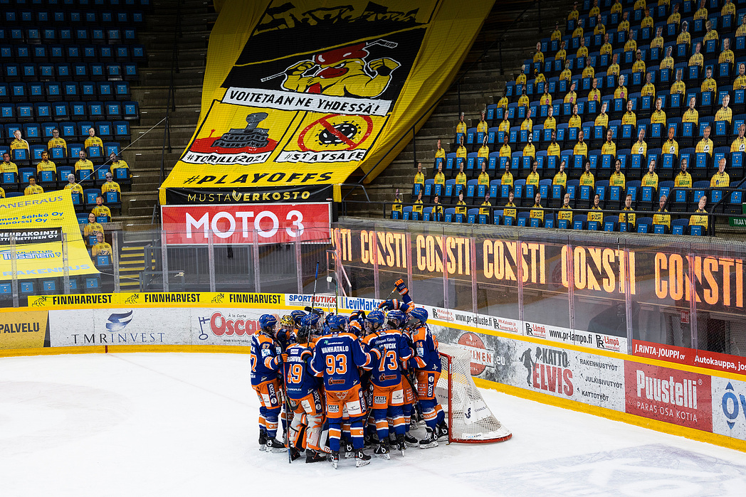 Liigan neljännesfinaalit KalPa-Tappara, neljäs peli Olvi Areenalla. Tappara voitto ottelun 3-2 ja sarjan 3-1. Joukkueet kättelevät sarjan päätyttyä.