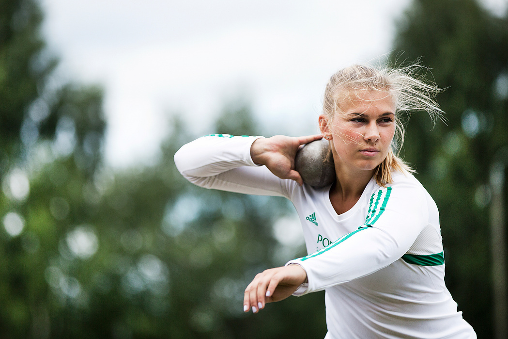 Kuopion Reippaan Eveliina Rouvali valittiin 19-vuotiaiden MM-kisoihin. Rouvali harjoituksissa Ahmon urheilukentällä Siilinjärvellä.