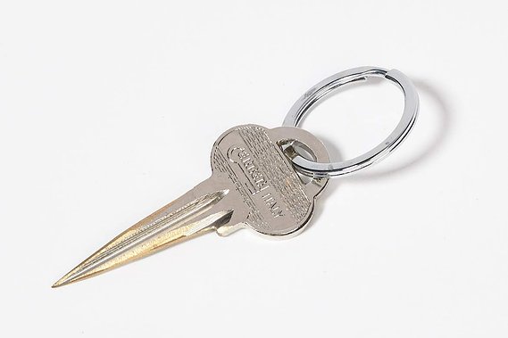 Glaskonst Vass Nyckel Handgjord konst Skulptur Försvar Självförsvar
Glassart Sharp Key handmade Art Sculpture Defence Selfdefence
Defence Key in art form