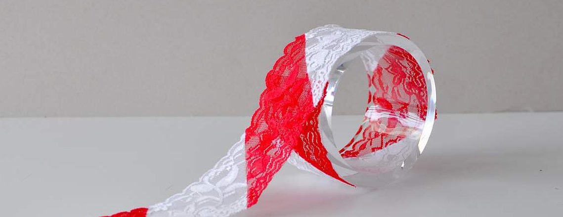 Glaskonst Glasrulle Handgjord konst Skulptur Varningsband 
Glassart handmade Art Sculpture Warning