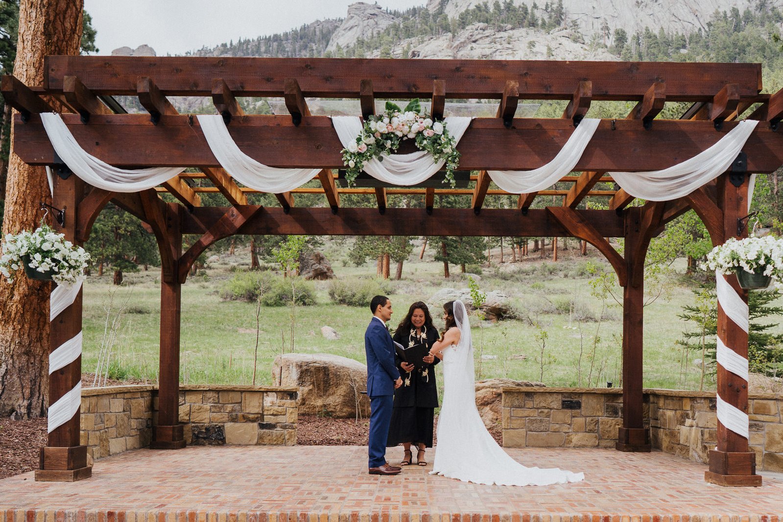 Della Terra Mountain Chateau ceremony. 