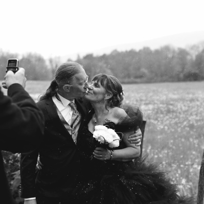 Baiser mariés noir et blanc