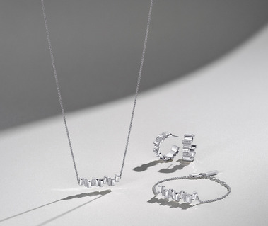 Jewelry photography - Advertising photography, product photography and jewellery photography by commercial jewelry photographer, product photographer and still life photographer Timothy Hogan in Los Angeles 