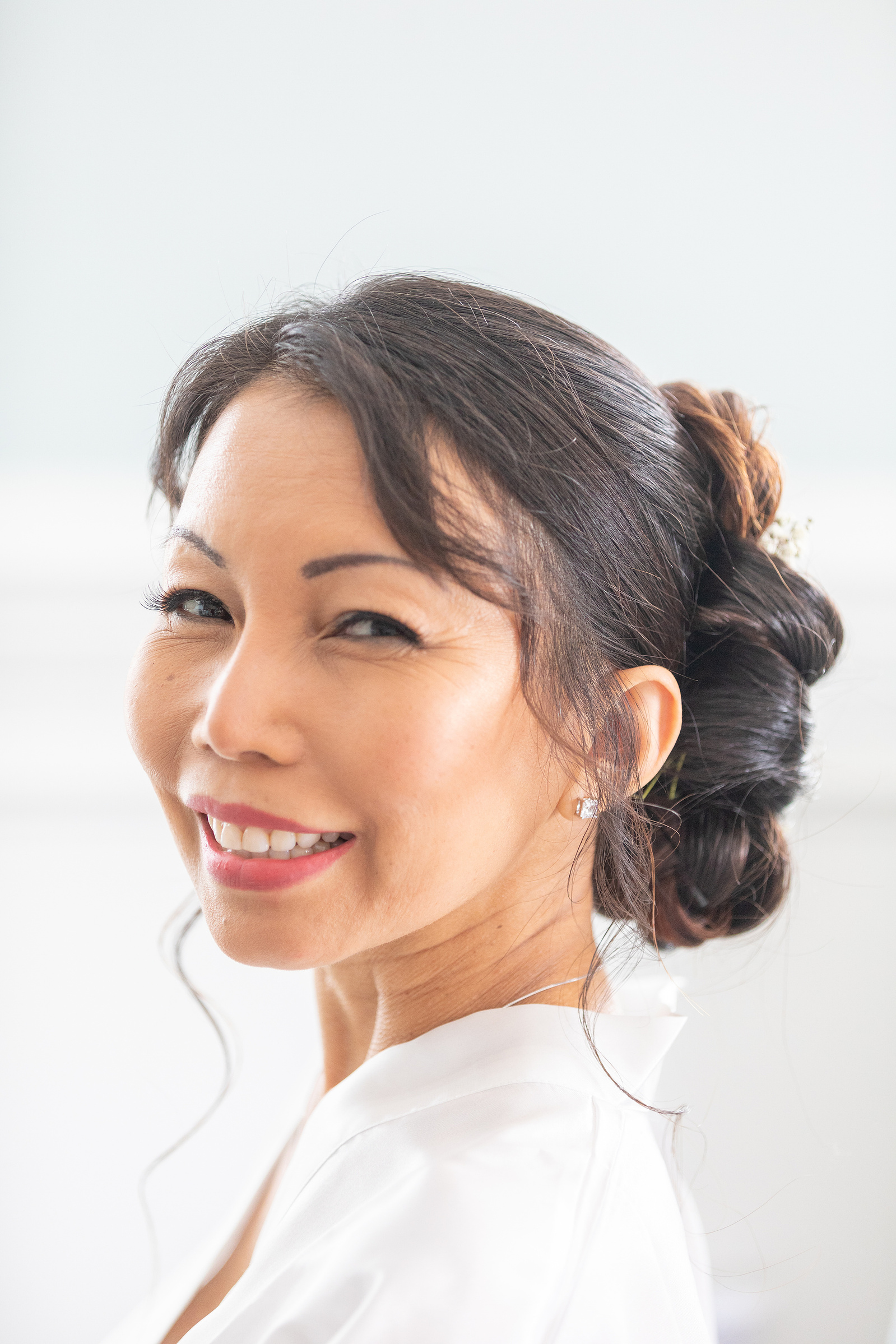 bride, happy, smile, white robe, Asian woman