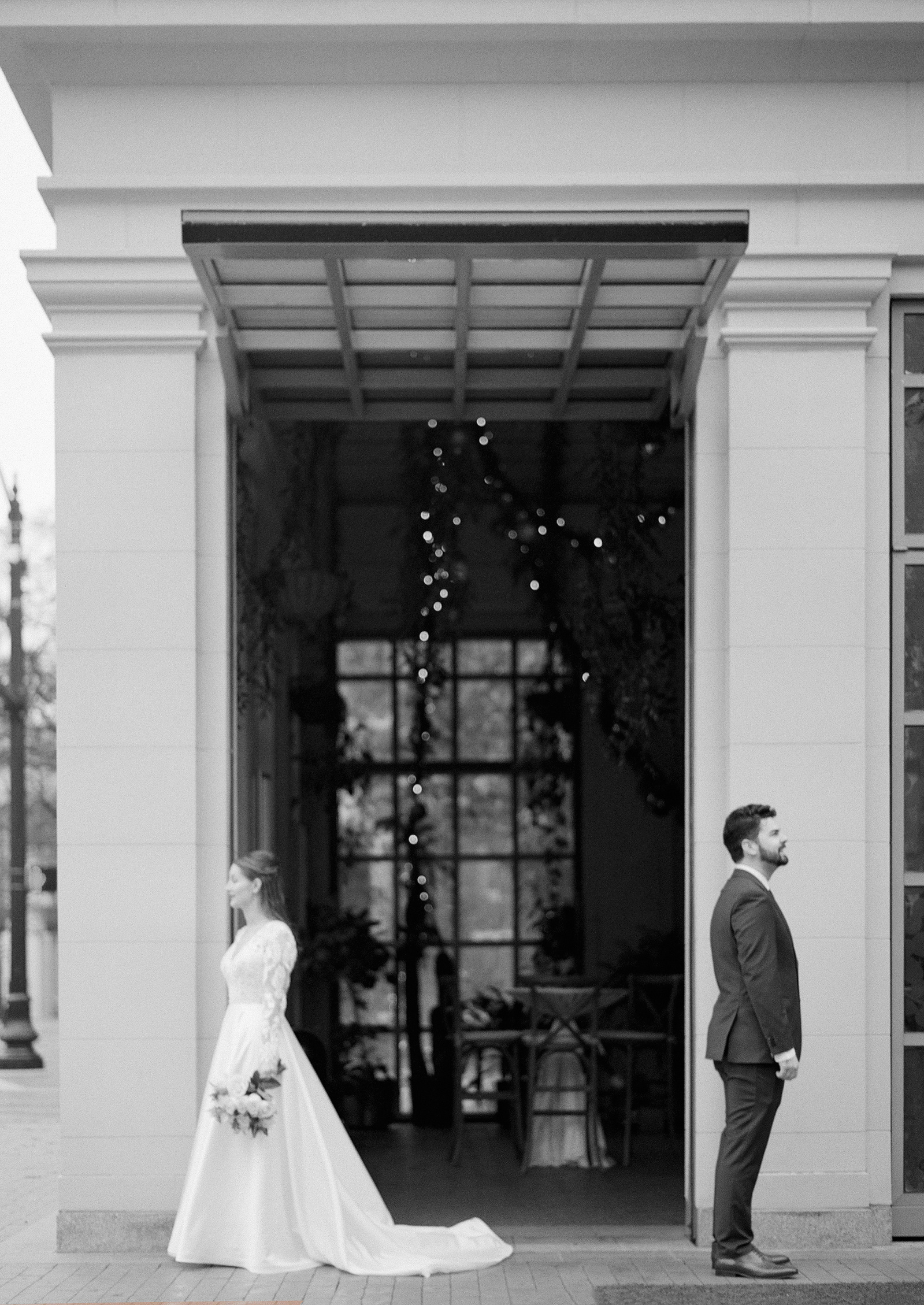 first look in Sundance Square Fort Worth, Fort Worth Tarrant County Courthouse Wedding
