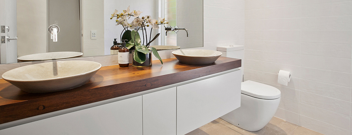 White, minimalistic bathroom 