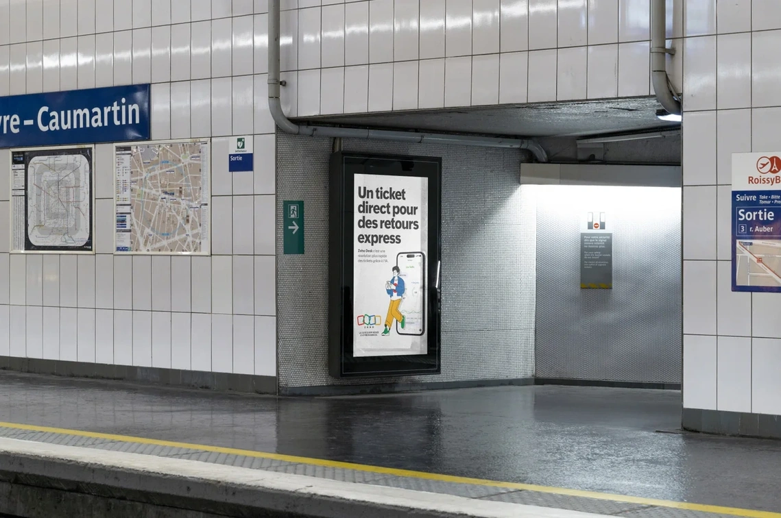 Vue depuis le métro parisien d'une affiche digitale Zoho : un jeune personnage, souriant et en train de scroller sur son téléphone, dans un style minimaliste et expressif. Illustration réalisée par Clemence Thune