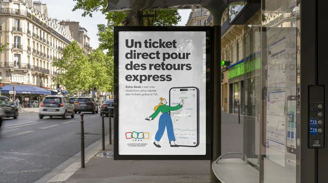 Affiche dans un abri bus parisien : illustration d'un personnage en mouvement tendant la main vers un smartphone géant, ambiance urbaine moderne. Réalisé par Clemence Thune.
