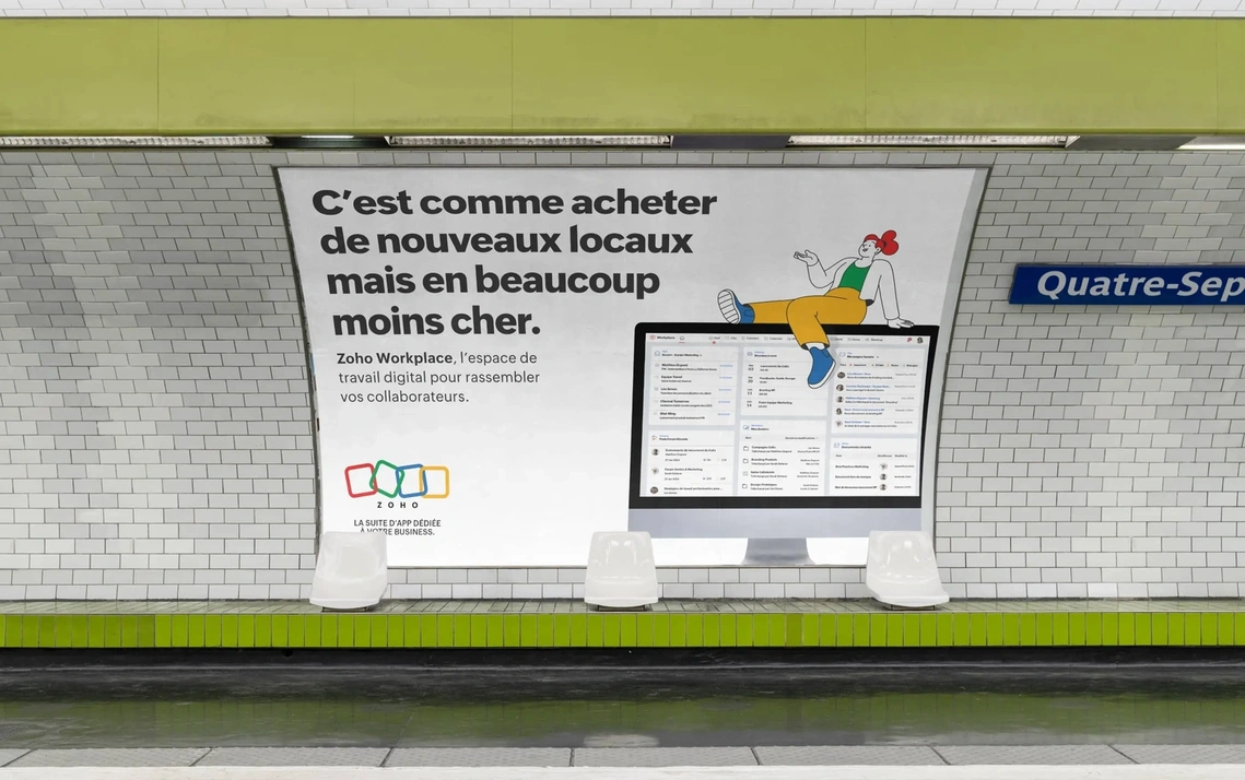 Affiche campagne Zoho dans le métro de Paris : illustration vibrante en grand format d'une femme assise sur un écran d'ordinateur, mêlant art numérique et innovation moderne