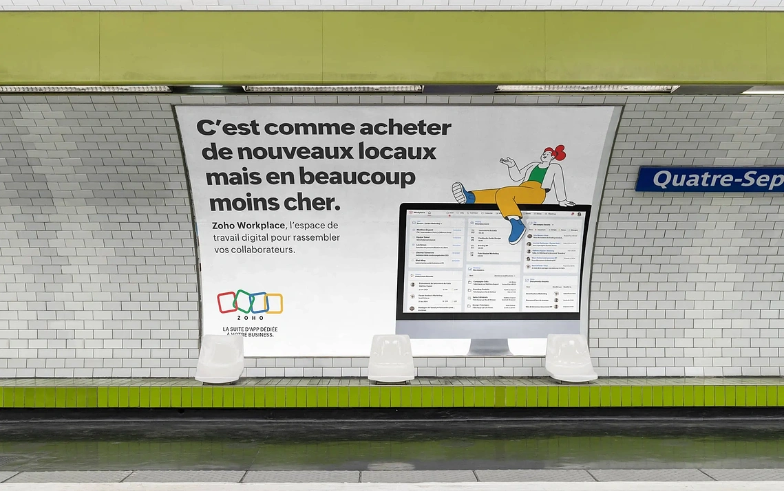 Affiche campagne Zoho dans le métro de Paris : illustration vibrante en grand format d'une femme assise sur un écran d'ordinateur, mêlant art numérique et innovation moderne