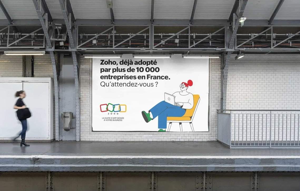 Affiche publicitaire dans le métro à Paris : illustration d'un personnage charismatique avec le message percutant 10 000 entreprises françaises font confiance à Zoho. Création design du personnage Clémence Thune.