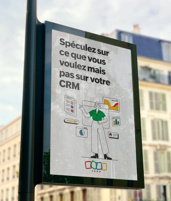 Affiche campagne Zoho France : 'Spéculez sur ce que vous voulez mais pas sur votre CRM' – illustration aux couleurs vives sur fond blanc, avec data visualisations autour du personnage