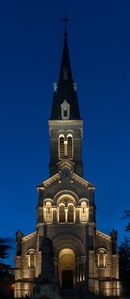 éclairage architectural - mise en lumière église - éclairage LED - blanc chaud - mise en valeur des détails architecturaux - vitraux - ouvertures - voussures nuit