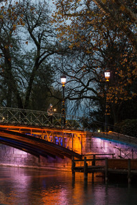 éclairage architecture pont des Amours Annecy centre canaux eau couleurs dynamique nuit