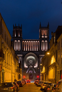 éclairage architectural église Saint Joseph Angers ouvertures voussures vitraux clochers pilier colonnes lumière blanche chaud - relief mise en valeur architecture