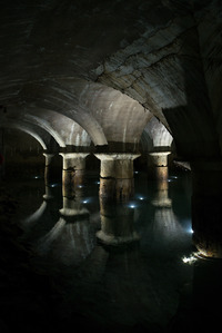 éclairage architectural - usines des eaux Lyon - luminaire immergé - lac souterrain - bassin filtrant - arcade - arches - pilier - lumière dans eau - contraste