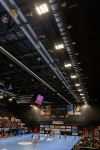 Eclairage fonctionnel LED dynamique changement de rythme sportif terrain de sport handball Besancon palais des sports Comatelec Schreder uniformité scénario scénarii