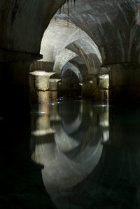 éclairage architectural - usines des eaux Lyon - luminaire immergé - lac souterrain - bassin filtrant - arcade - arches - pilier - lumière dans eau