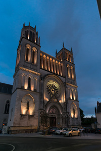 éclairage architectural église Saint Joseph Angers ouvertures voussures vitraux clochers pilier colonnes lumière blanche chaud - relief mise en valeur architecture