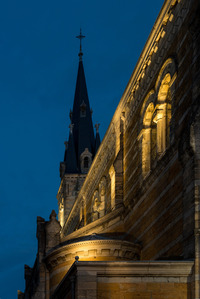éclairage architectural - mise en lumière église - éclairage LED - blanc chaud - mise en valeur des détails architecturaux - vitraux - ouvertures - voussures nuit