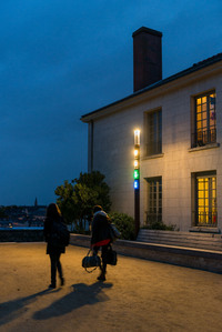 espace public - éclairage fonctionnel ambiance et décoratif - lumière couleurs - promenade du bout du monde à Angers - déplacements piétons - matériel Comatelec Schréder LED nuit nocturne