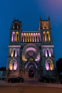 éclairage architectural église Saint Joseph Angers ouvertures voussures vitraux clochers pilier colonnes lumière blanche chaud - relief mise en valeur architecture couleurs nuit