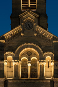 éclairage architectural - mise en lumière église - éclairage LED - blanc chaud - mise en valeur des détails architecturaux - vitraux - ouvertures - voussures nuit