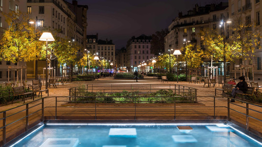 espace public - éclairage ambiance - abat-jour - couleur chaude 3000K - piéton - enfants - parc jeux - place du general Brosset à Lyon Brotteaux nuit nocturne