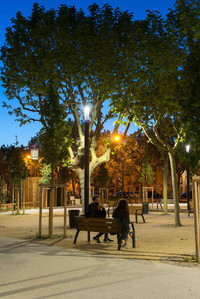 éclairage fonctionnel ambiance et décoratif - place du Champs de Mars Romans-sur-Isère (26) - terrains pétanque - jeux - bancs publics - lumière agréable - déplacements piétons - matériel Comatelec Schréder - technologie LED 