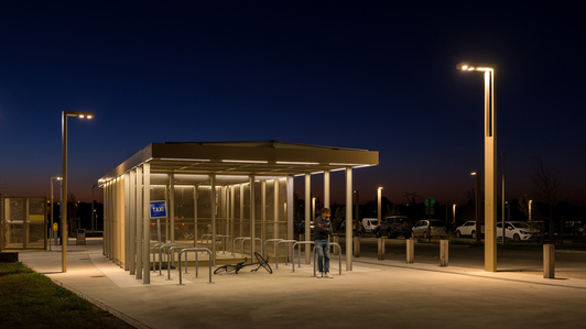 éclairage d'ambiance et fonctionnel vélo station gare sncf Saint-Nazaire 44600 - température de couleur 3000K chaud - matériel Comatelec Schréder nuit nocturne