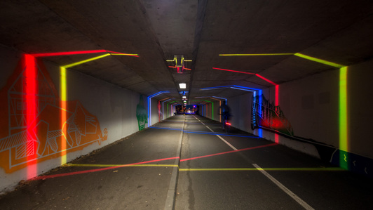 éclairage architectural pont tunnel passage pour piétons et vélos - luminaires lames de lumière éclairage ambiance couleur chromatique bleu rouge jaune vert orange blanc europe drapeaux nuit