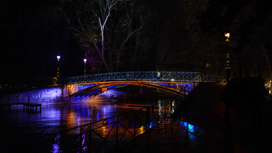 éclairage architecture pont des Amours Annecy centre canaux eau couleurs dynamique nuit