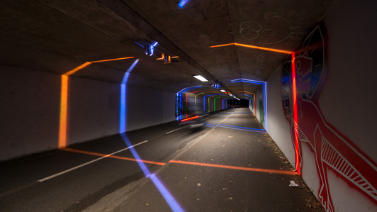 éclairage architectural pont tunnel passage pour piétons et vélos - luminaires lames de lumière éclairage ambiance couleur chromatique bleu rouge jaune vert orange blanc europe drapeaux nuit