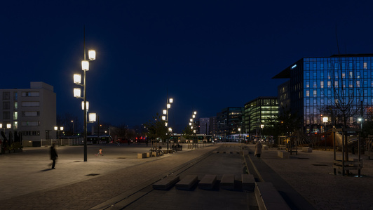 éclairage fonctionnel ambiance et décoratif - objets lumineux - esplanade carré de soie à villeurbanne (69) - lumière agréable - déplacements piétons - matériel Comatelec Schréder - technologie LED nuit nocturne