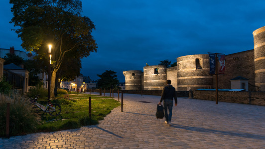 éclairage fonctionnel ambiance et décoratif - promenade du bout du monde à Angers - vue sur le chateau - éclairage architecture - déplacements piétons - matériel Comatelec Schréder nuit nocturne