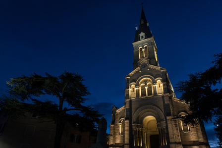 éclairage architectural - mise en lumière église - éclairage LED - blanc chaud - mise en valeur des détails architecturaux - vitraux - ouvertures - voussures nuit