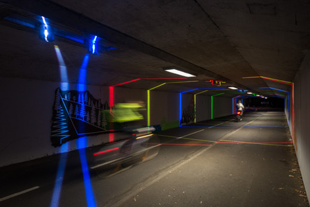 éclairage architectural pont tunnel passage pour piétons et vélos - luminaires lames de lumière éclairage ambiance couleur chromatique bleu rouge jaune vert orange blanc europe drapeaux nuit