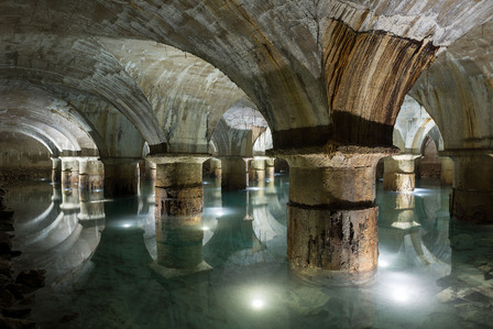 éclairage architectural - usines des eaux Lyon - luminaire immergé - lac souterrain - bassin filtrant - arcade - arches - pilier - lumière dans eau