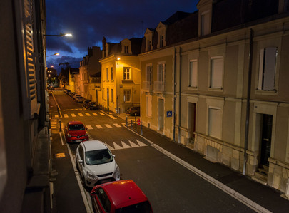 espace public - éclairage fonctionnel - lumière uniforme - uniformité - matériel LED Comatelec Schréder - contraste - crépuscule - lumière blanche nuit nocturne