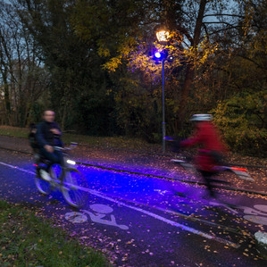 espace public - éclairage fonctionnel et ambiance coloré - lumière bleu - mise en lumière passage Jean Robic à Strasbourg - modes doux - déplacement piéton et vélo nuit nocturne